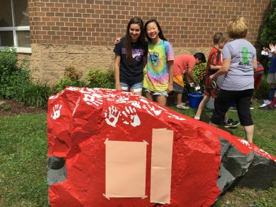 6th graders posing with kindness rock
